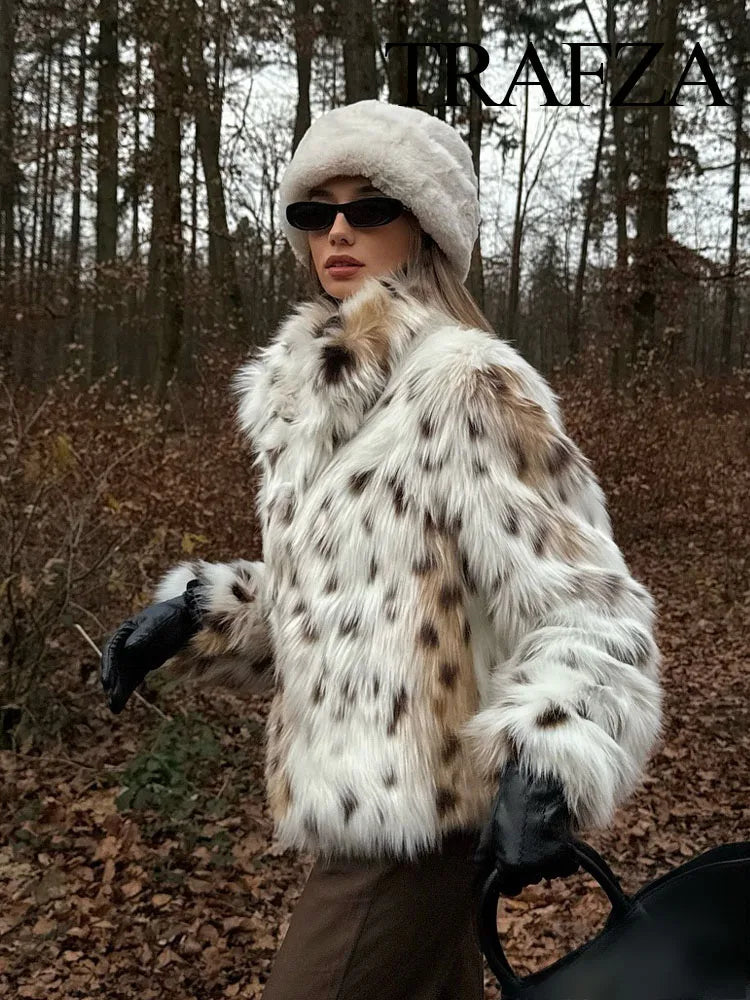 Cornelia | Elegant Kappa – Spotttryck För En Unik Vintergarderob 2