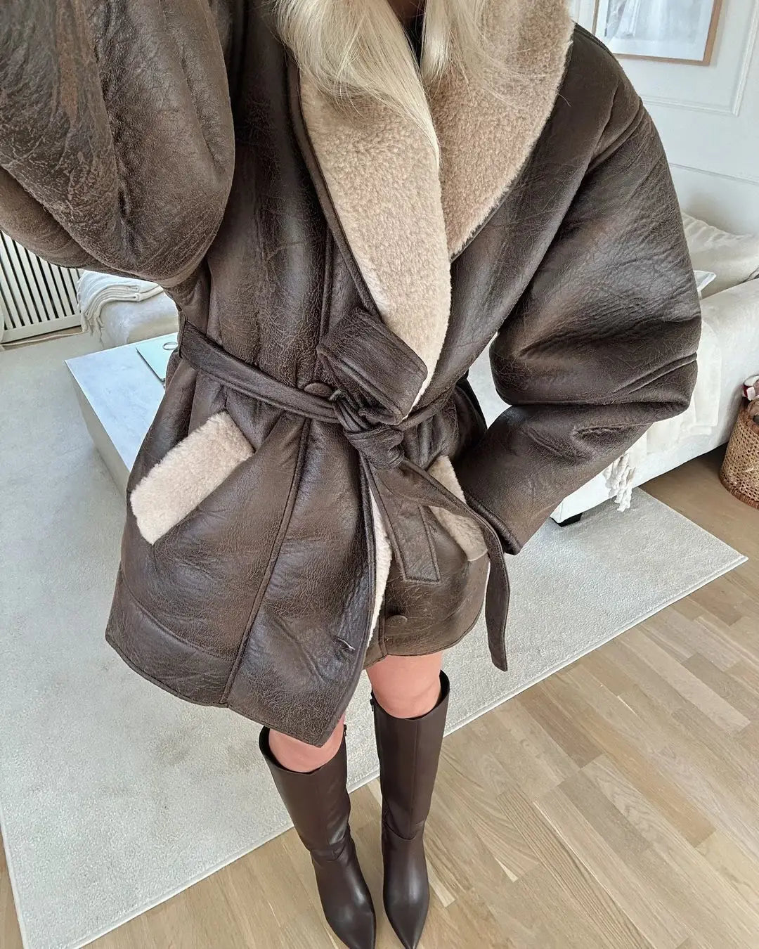 Adrielle | Lyxig Päls Med Bälte – För Elegant Silhuett Och Värme 6