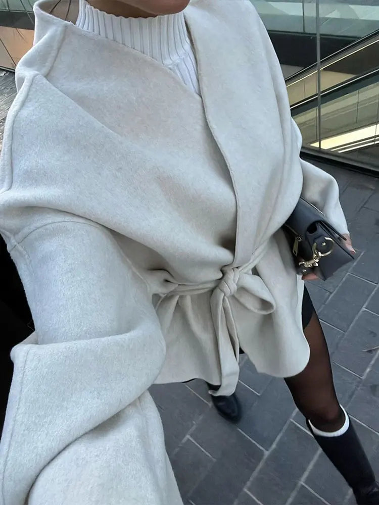 Afrodite | Elegant Vit Kort Kappa – Ull V-Neck För Tidlös Stil 2