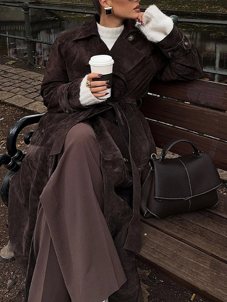 Eleanor | Dam Lång Kappa – Tidlös Brun Mocka för Elegant Stil 7