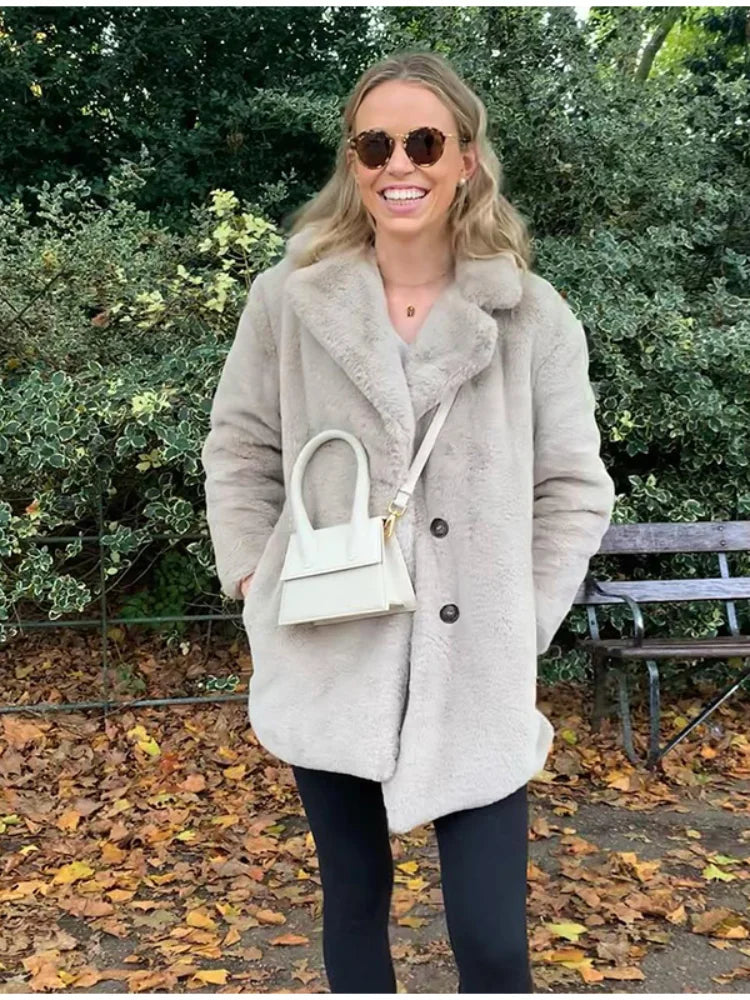 Azalea | Lyxig Faux Pälsrock För Eleganta Vinterlooks 2