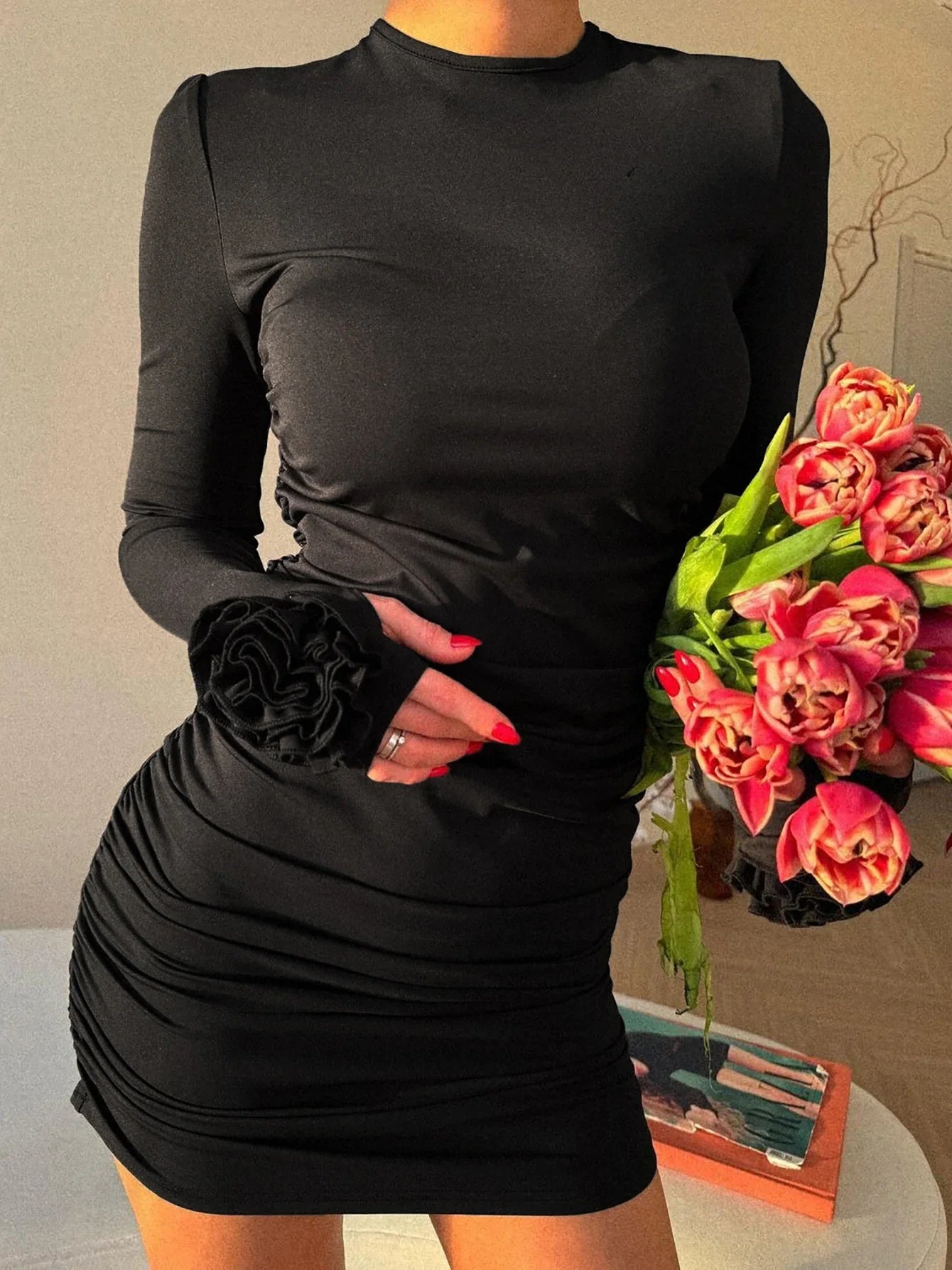 Glad | Elegant Veckad Svart Miniklänning – Långa Ärmar För Festliga Tillfällen 19