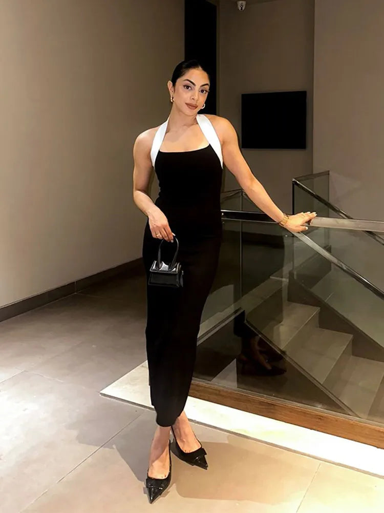 Xarina | Elegant Smal Halterklänning – Figur-Kramande Stickad Design 5