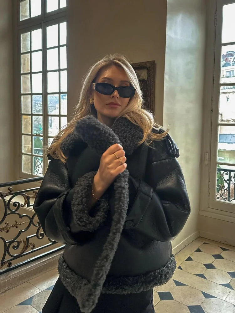 Doxy | Dam Kort Kappa – Fluffigt Faux Läder för En Djärv Stil 1