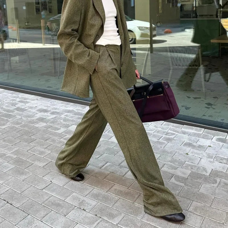 Kaitlyn | Elegant Vändkrage – Tidlös Design För Professionella Och Formella Tillfällen 5