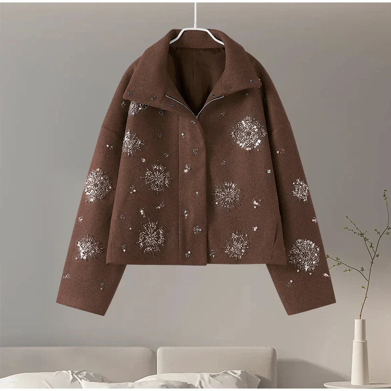 Gavrielle | Lyxig Kappa – Eleganta Pärldetaljer För Imponerande Look 8