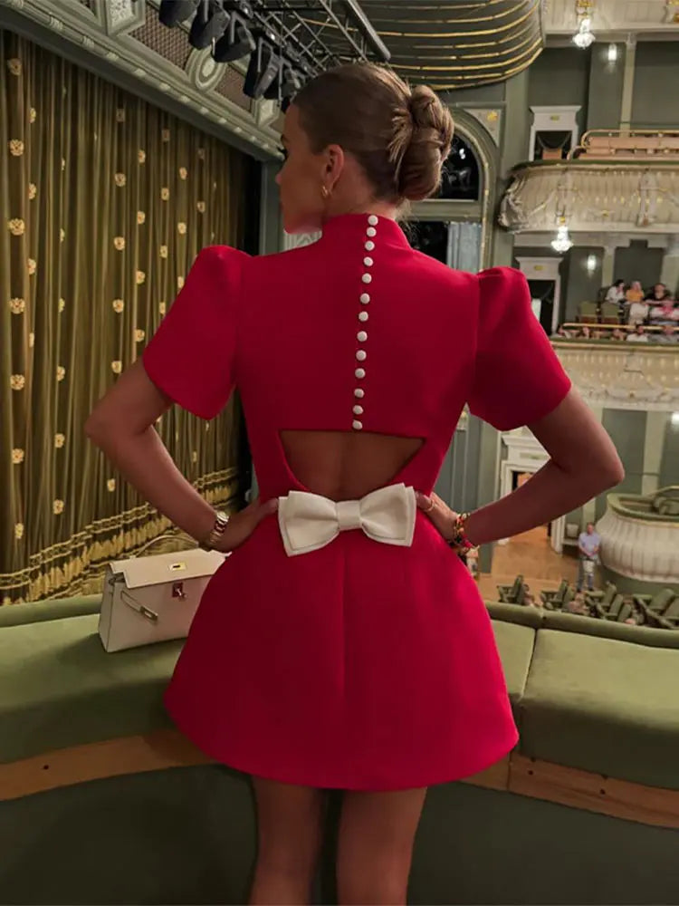 Harry | Lekfull Svart Miniklänning – Bakre Båge och Knappdetaljer 6