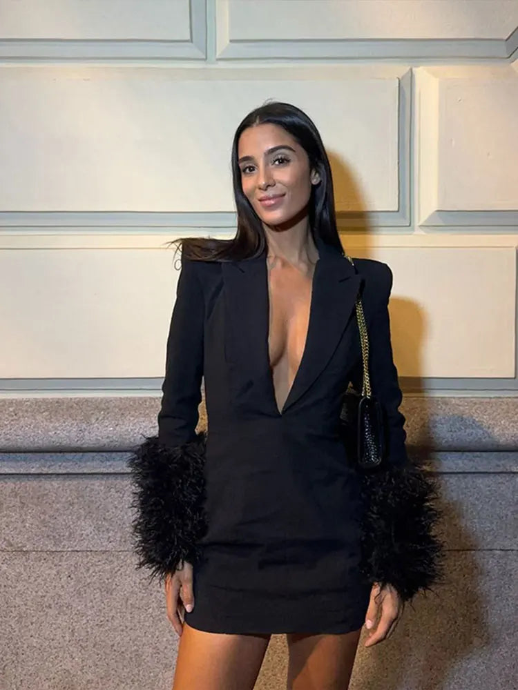 Victoria | Elegant Svart Miniklänning – Djup V-hals För Alla Tillfällen 3