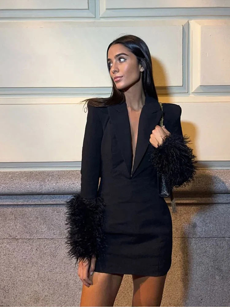Victoria | Elegant Svart Miniklänning – Djup V-hals För Alla Tillfällen 2