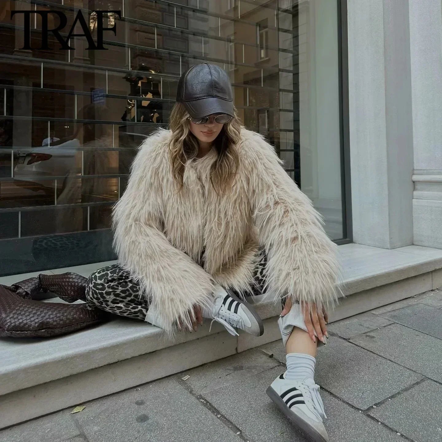 Conelia | Elegant Faux Pälsjacka – Chic Vinterlook och Komfort 3