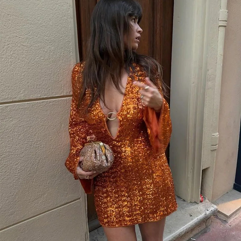 Hyvee | Elegant Svart Miniklänning – Djup V-Ringning Och Flareärmar 8