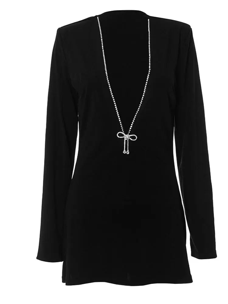 Umara | Elegant Svart Miniklänning – Djärv V-Hals för Eleganta Tillfällen 5