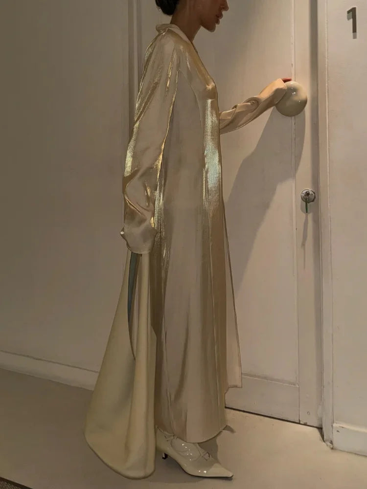 Gwynneth | Elegant Glänsande Slitsklänning – För Stilsäker Komfort 4