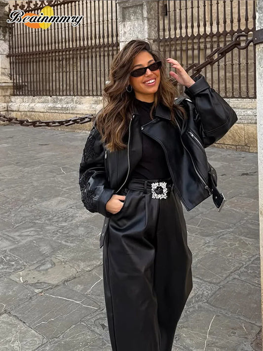 Elysande | Elegant Kort Läderrock – Broderad För Stiliga Tillfällen 1