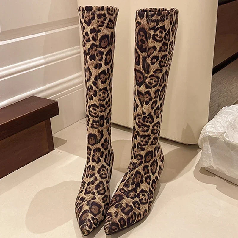 Thalia | Eleganta Leopardklackar i Mocka – Djärv Stil och Komfort 2