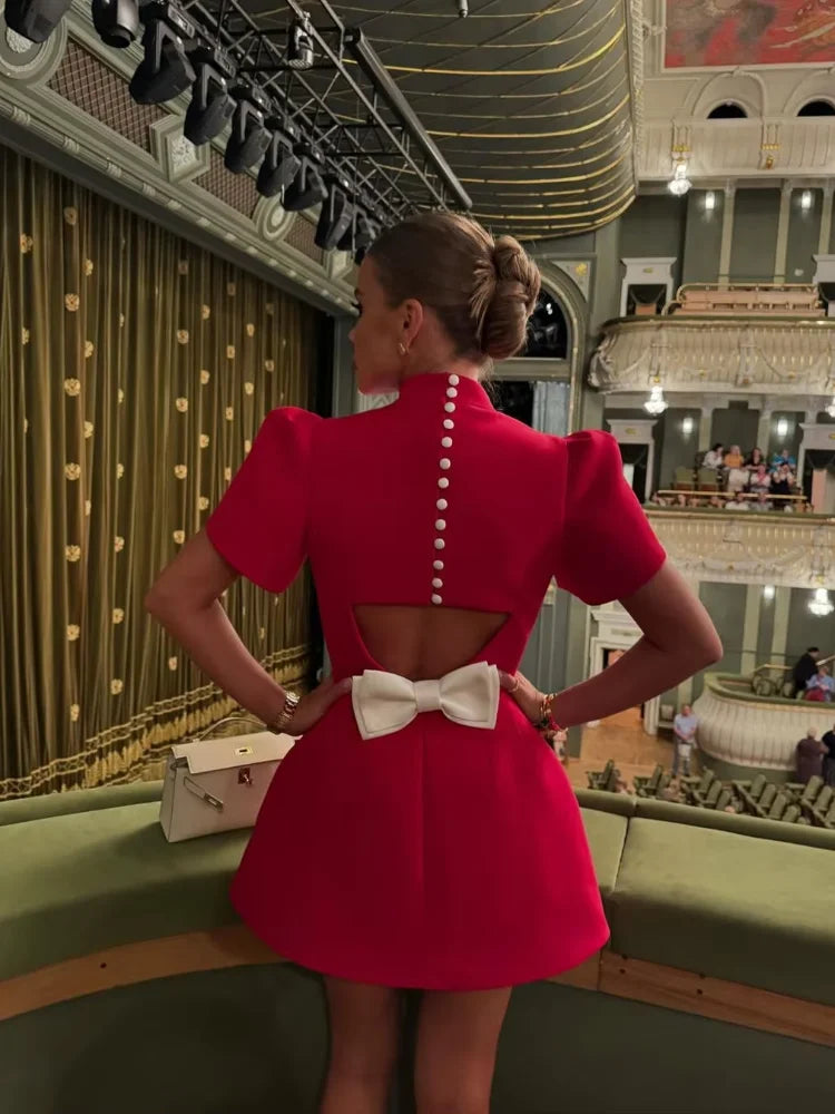 Harry | Lekfull Svart Miniklänning – Bakre Båge och Knappdetaljer 8