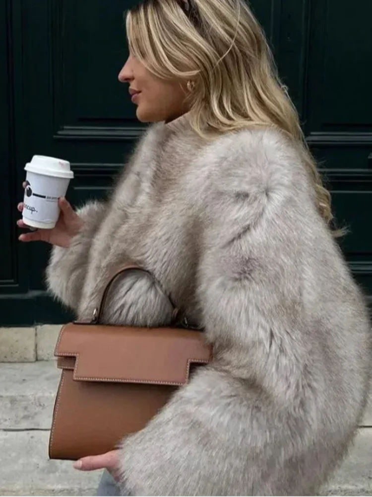 Chia | Lyxig Kort Faux Pälsrock – Tjock Plyschig Yta För Kallt Väder 1