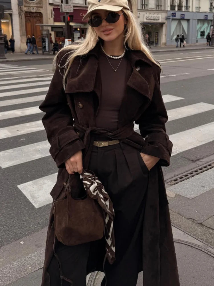 Eleanor | Dam Lång Kappa – Tidlös Brun Mocka för Elegant Stil 1