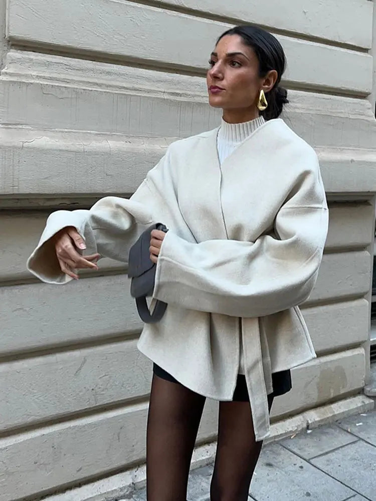 Afrodite | Elegant Vit Kort Kappa – Ull V-Neck För Tidlös Stil 4