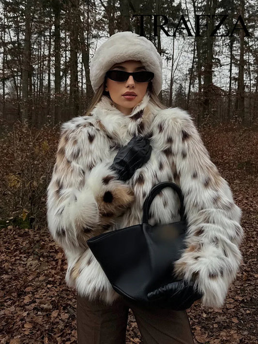 Cornelia | Elegant Kappa – Spotttryck För En Unik Vintergarderob 1