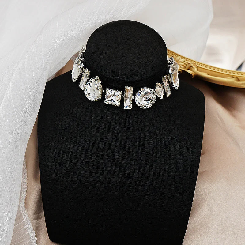 Berenice | Geometriskt Kristallchokerhalsband – För En Elegant Look 3
