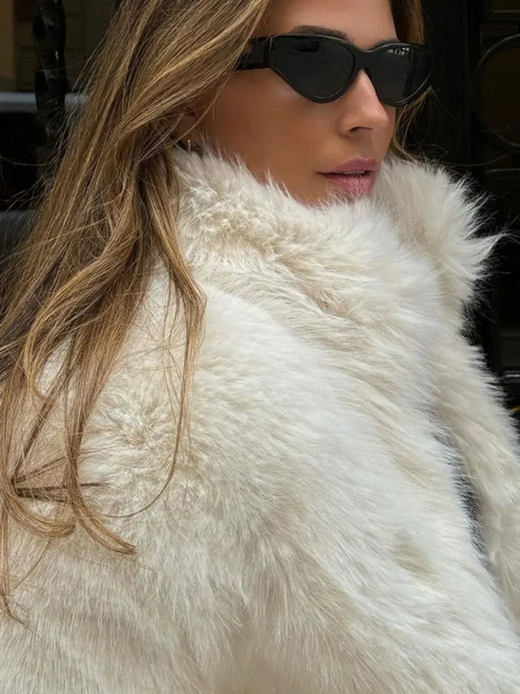 Caroline | Kort Kappa Dam – Lyxig Pälsstativkrage För Elegant Vinterlook 4