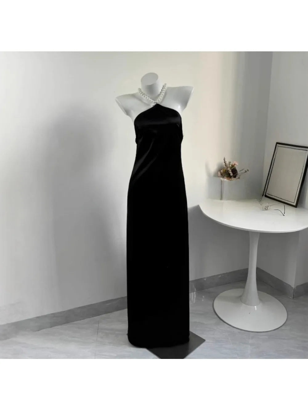 Graziana | Elegant Rygglös Klänning – Halter Neck för Fest och Bröllop 6