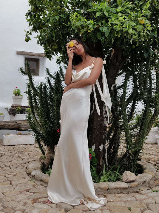 Zofia | Elegant Långklänning – Satinblommor För Fest Och Bröllop 1