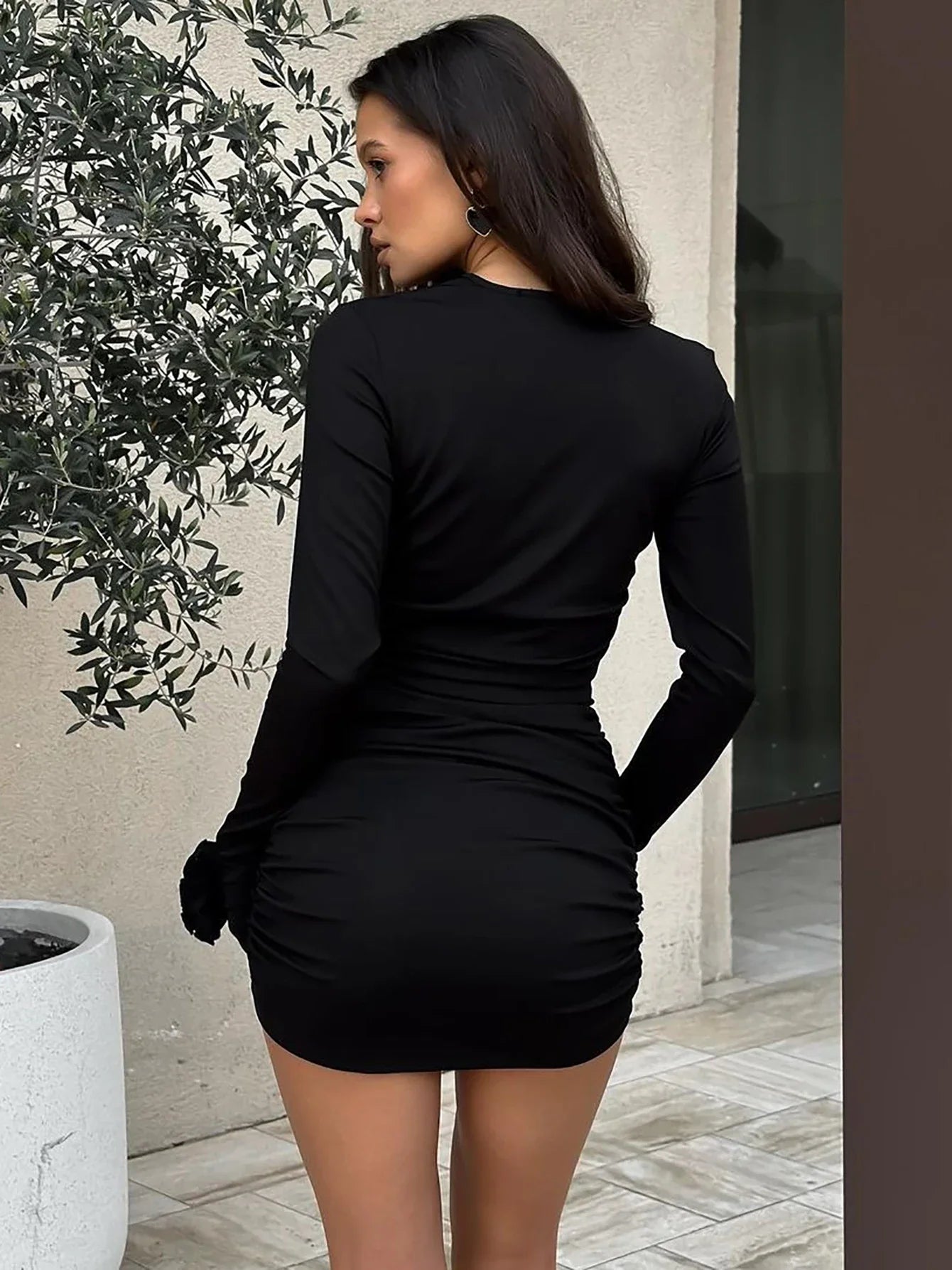 Glad | Elegant Veckad Svart Miniklänning – Långa Ärmar För Festliga Tillfällen 17