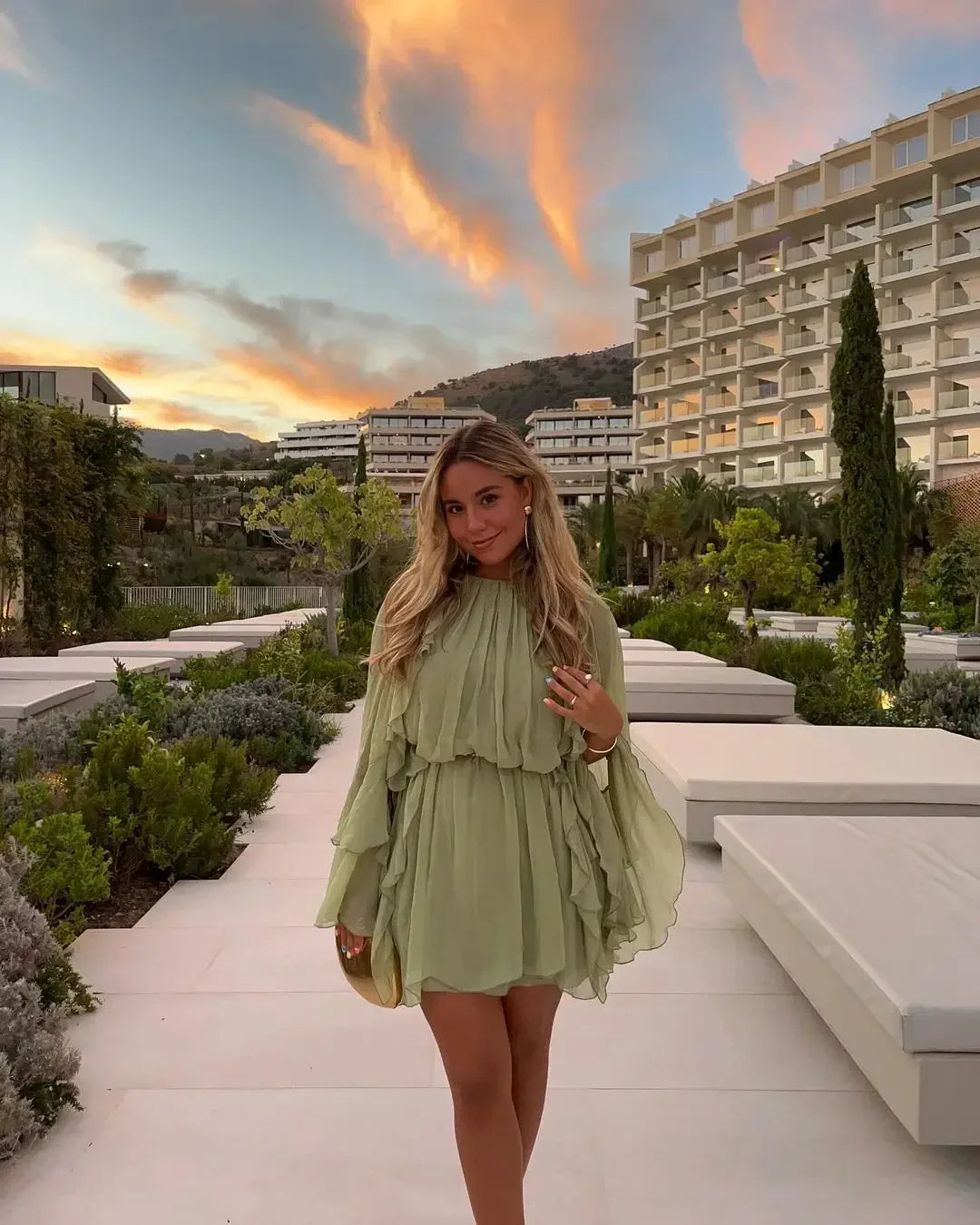 Solene | Lekfull Grön Rufsad Miniklänning – För Alla Tillfällen 7