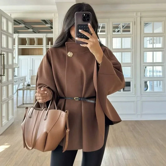 Zoey | Trendig Beskuren Kappjacka – Modern Silhuett För Vardags- Och Festbruk 1