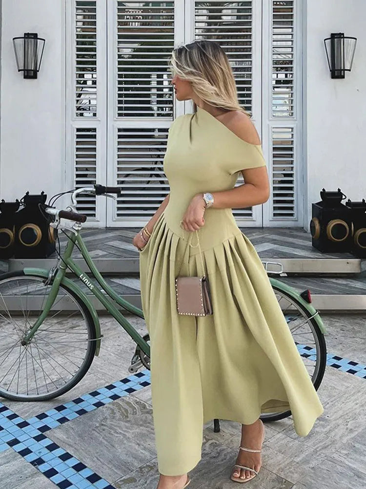 Irena | Elegant Sommarklänning Dam – Rygglös Med Asymmetrisk Ruffle 3