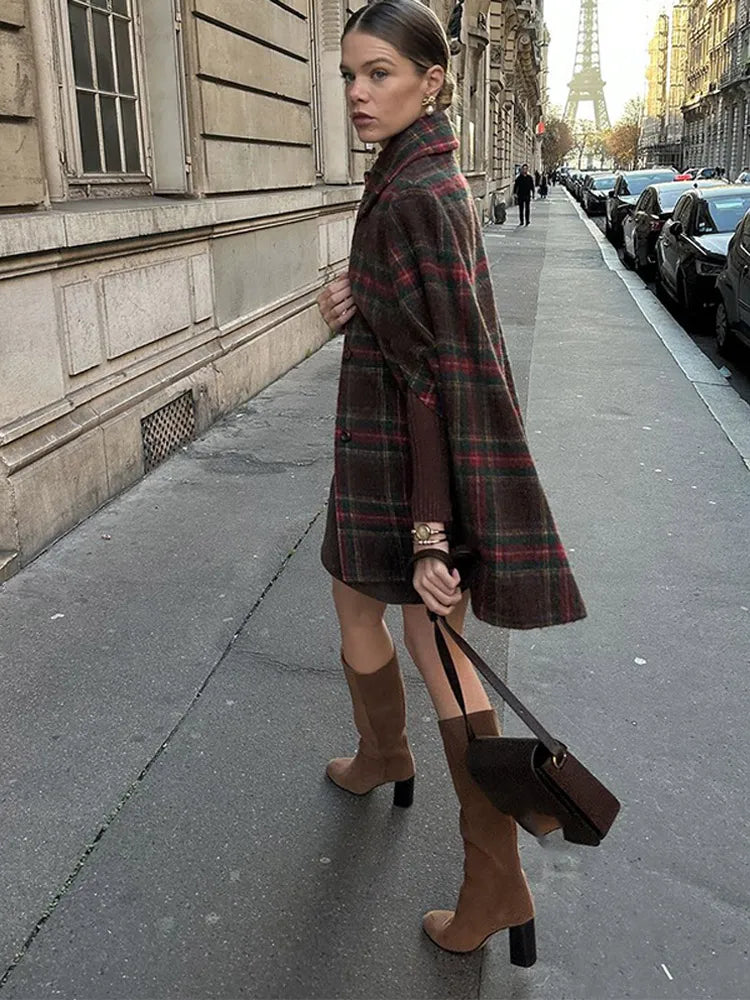 Angela | Elegant Cape i Ullblandning – Rutig Design för Stil och Komfort 6