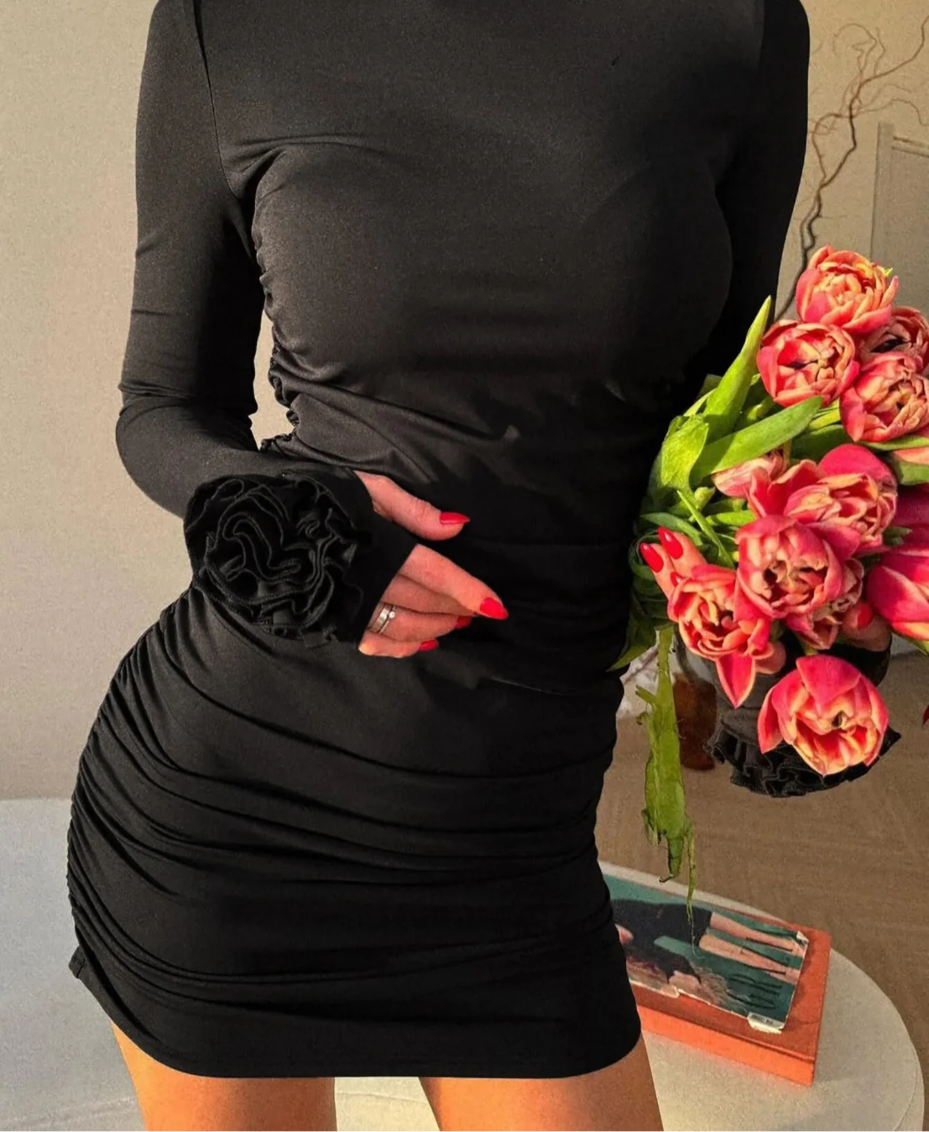 Glad | Elegant Veckad Svart Miniklänning – Långa Ärmar För Festliga Tillfällen 18