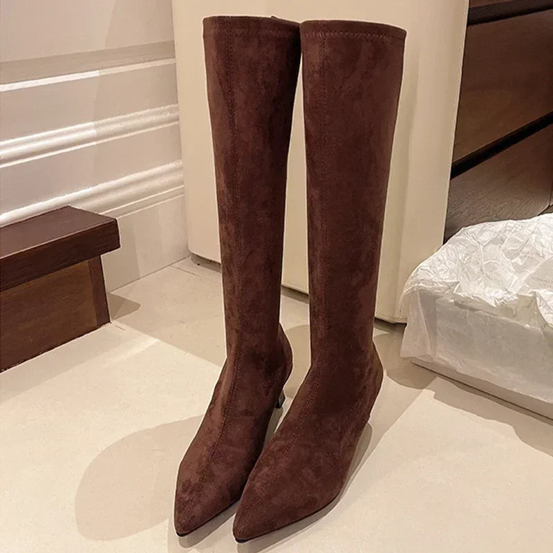 Thalia | Eleganta Leopardklackar i Mocka – Djärv Stil och Komfort 8