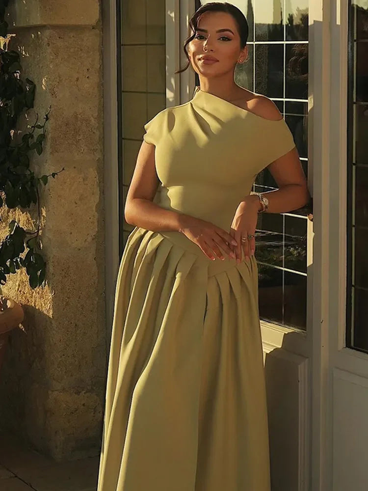 Irena | Elegant Sommarklänning Dam – Rygglös Med Asymmetrisk Ruffle 2