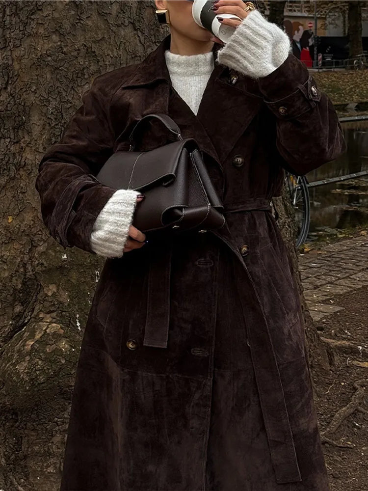 Eleanor | Dam Lång Kappa – Tidlös Brun Mocka för Elegant Stil 5