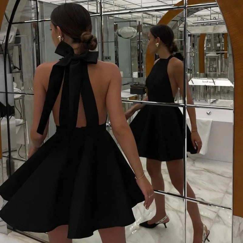 Aubriana | Elegant Svart Halterhalsklänning – Smickrande Passform För Speciella Tillfällen 4