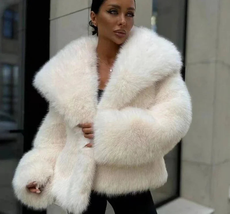 Cerise | Lyxig Kappa Med Nedgångskrage – Päls För Elegant Vinterstil 1