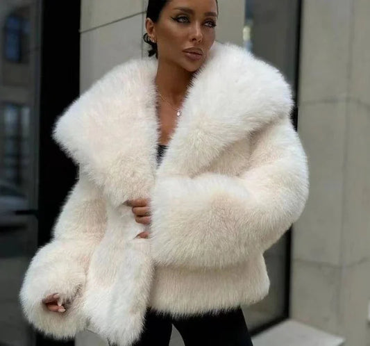 Cerise | Lyxig Kappa Med Nedgångskrage – Päls För Elegant Vinterstil 1