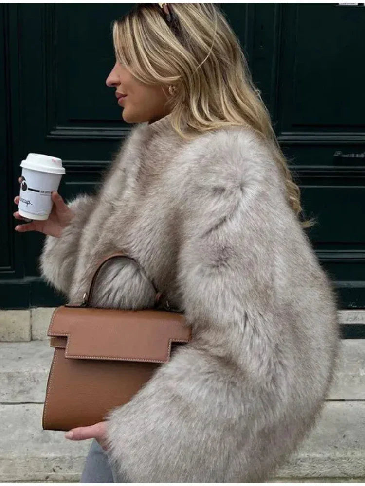 Bridget | Kort Kappa Dam – Mjuk Fluffig Design för Stil och Komfort 3