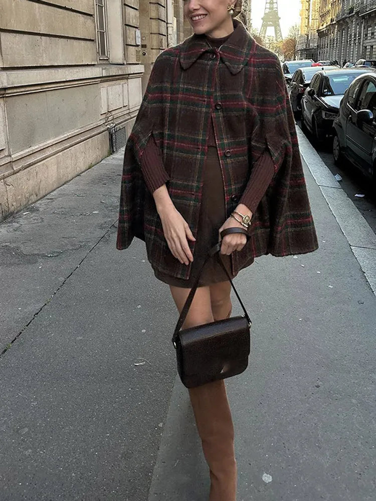 Angela | Elegant Cape i Ullblandning – Rutig Design för Stil och Komfort 5