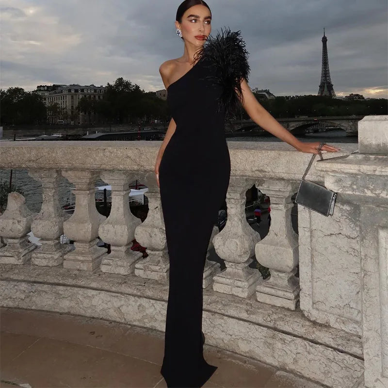 Nevena | Glamourös Axelfjäderklänning – För Speciella Tillfällen Med Lyxiga Detaljer 5