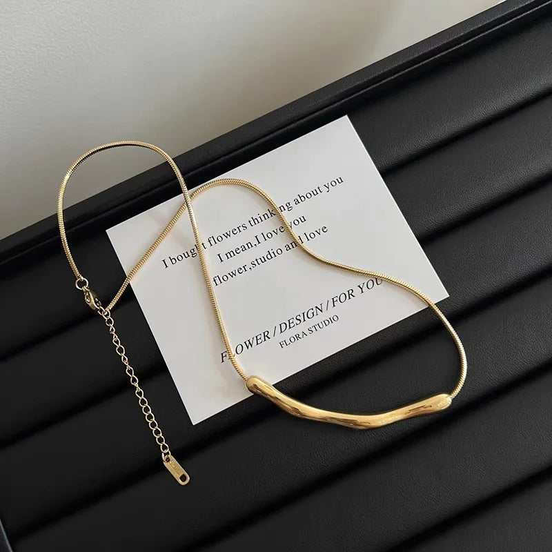 Brigitta | Minimalistiskt Benbenhalsband – Sofistikerad Stil 8