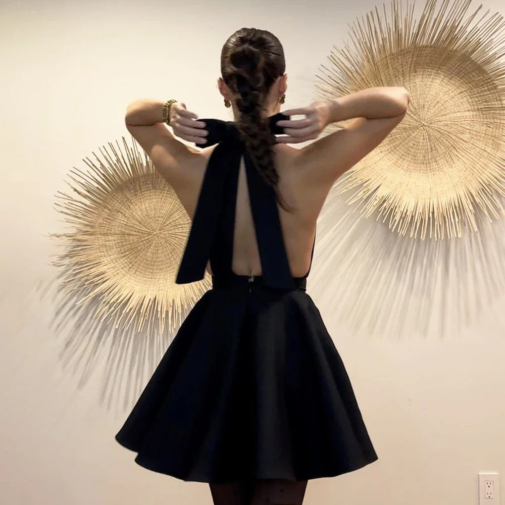 Aubriana | Elegant Svart Halterhalsklänning – Smickrande Passform För Speciella Tillfällen 5