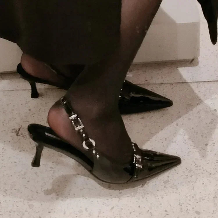 Carol | Eleganta Spännesandaler Med Kattungeklack – För Stil Och Komfort 2