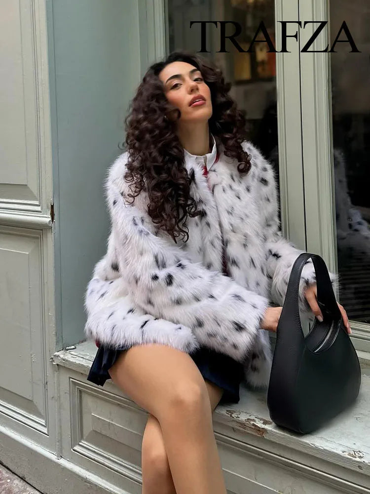 Cornelia | Elegant Kappa – Spotttryck För En Unik Vintergarderob 6