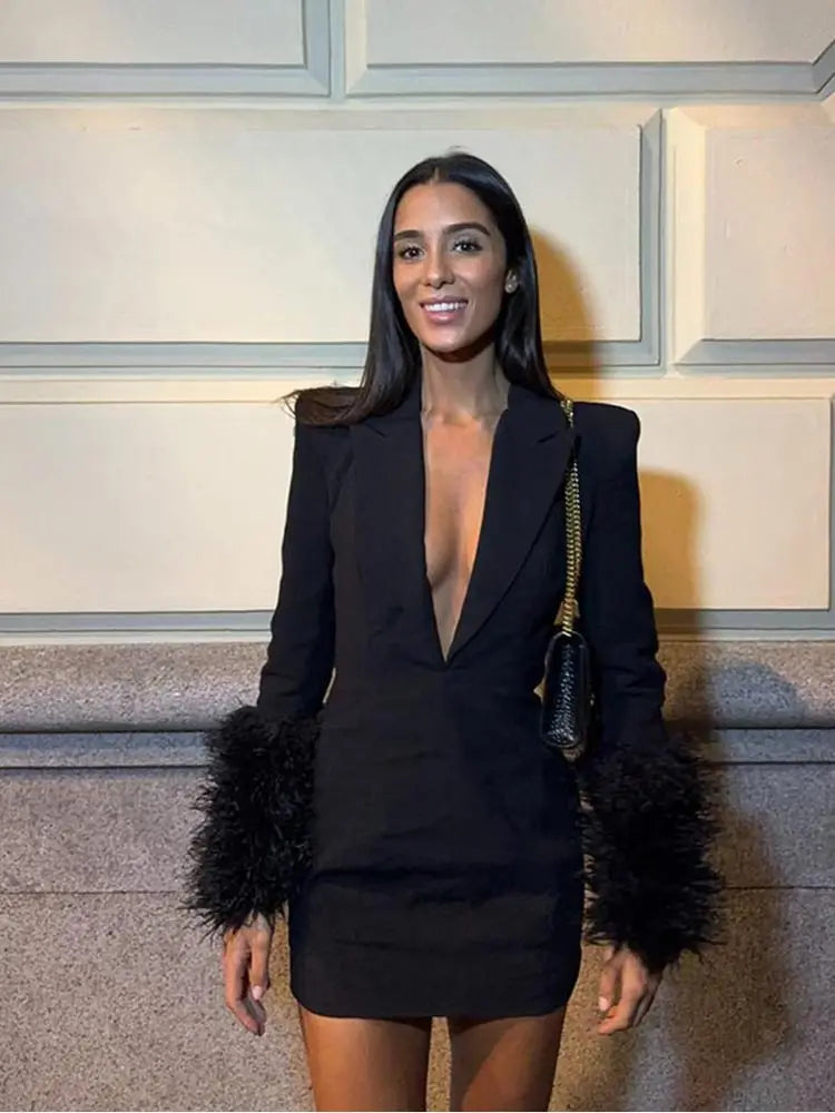 Victoria | Elegant Svart Miniklänning – Djup V-hals För Alla Tillfällen 6