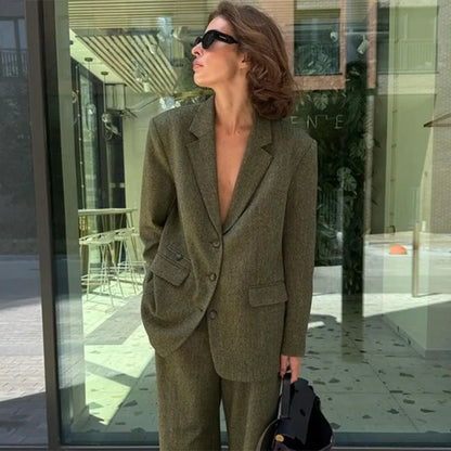 Kaitlyn | Elegant Vändkrage – Tidlös Design För Professionella Och Formella Tillfällen 4