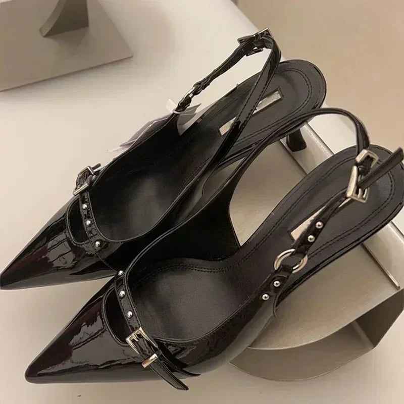 Carol | Eleganta Spännesandaler Med Kattungeklack – För Stil Och Komfort 4